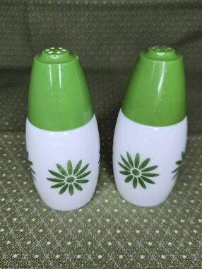 Gemco Green Daisy Floral Ceramic Salt and Pepper Shaker Set Vintage